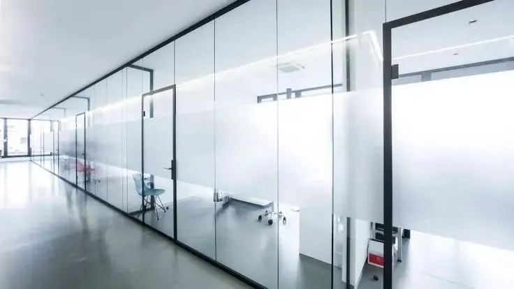 Catálogo de cancelería HALTEK en diseño institucional.