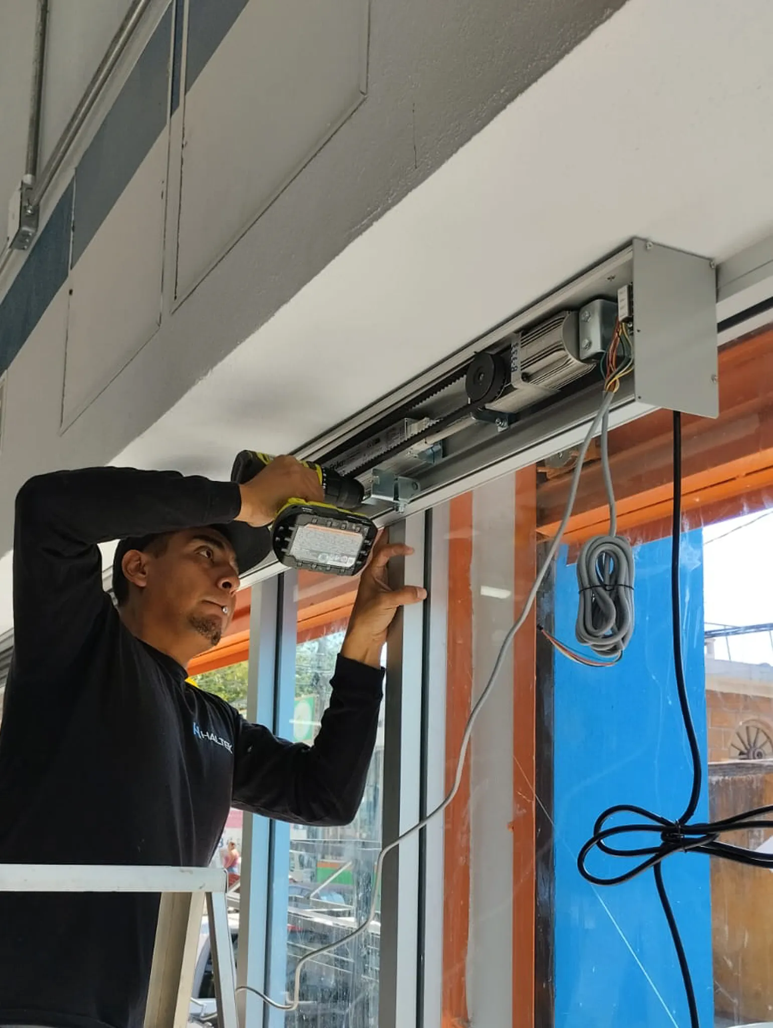 Proceso de instalación de cabezal de puerta automática en Tiendas Neto, Cuernavaca.