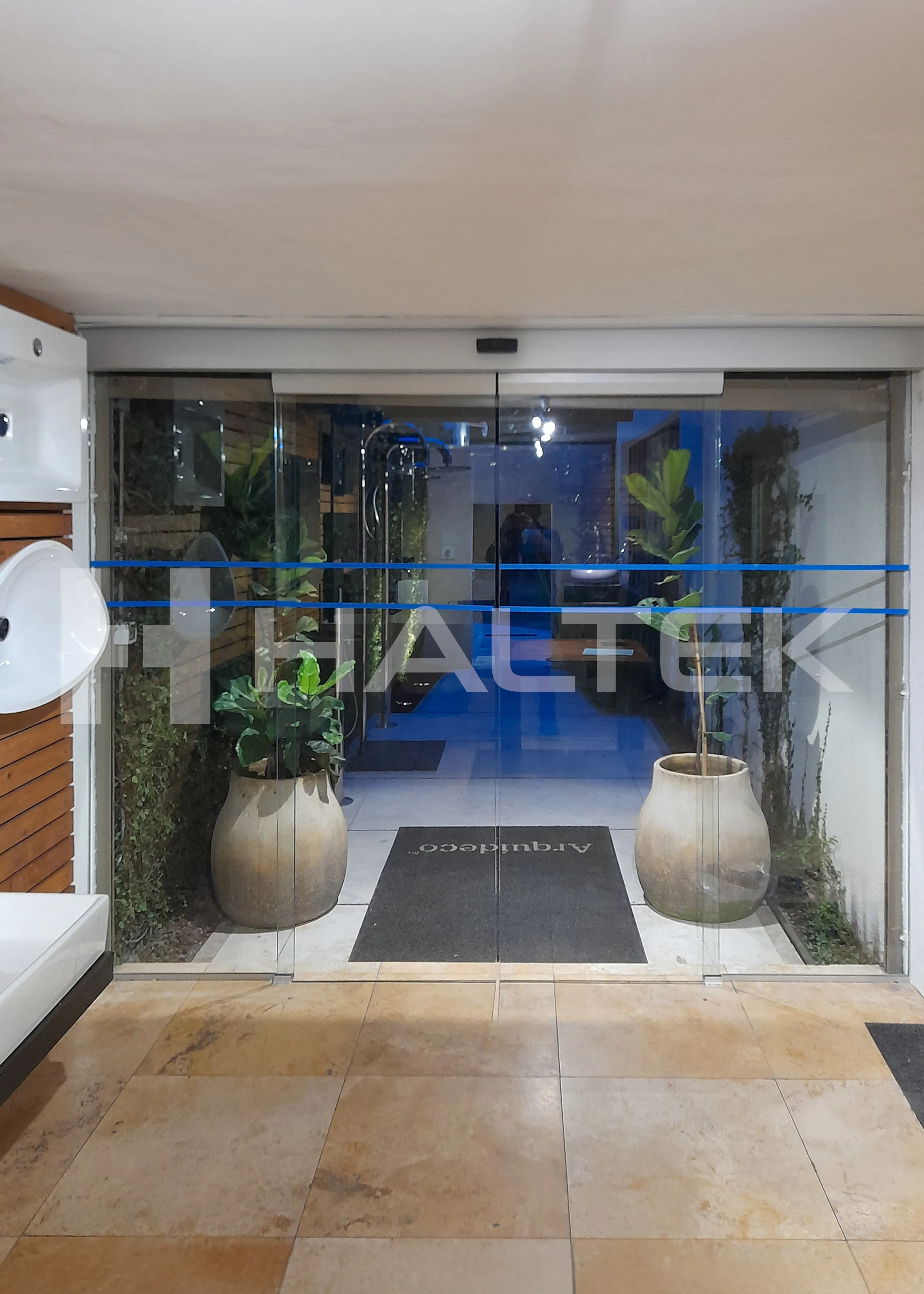 Interior del proyecto Arquideco en toma nocturna.