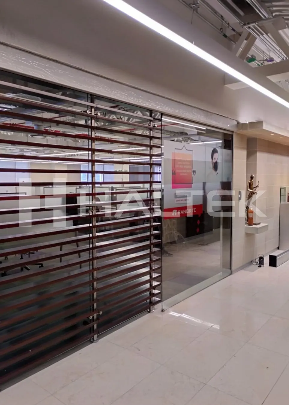 Vista frontal de la torre Banorte.