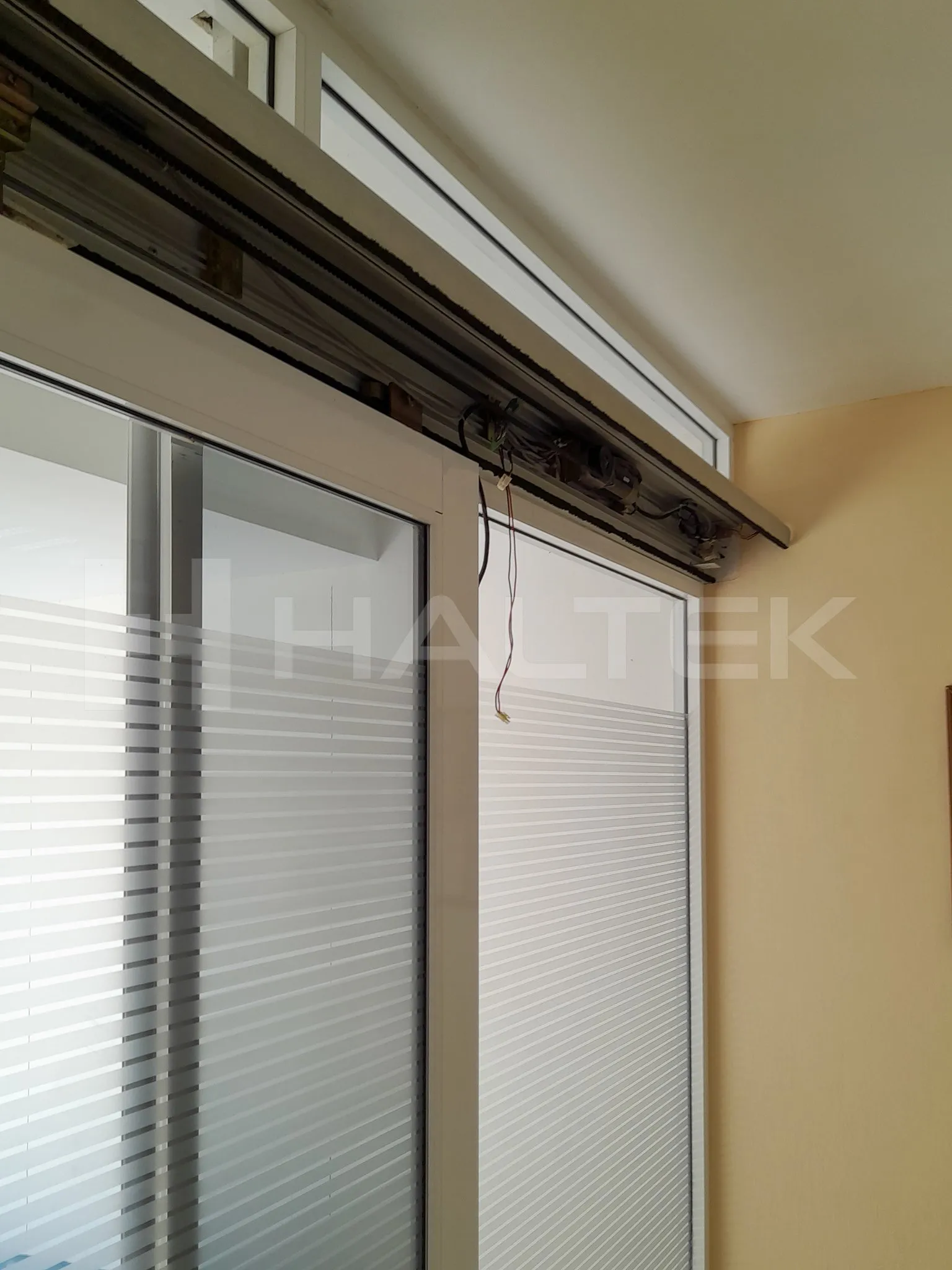 Puerta automática en riel derecho del proyecto CENDI Pemex.