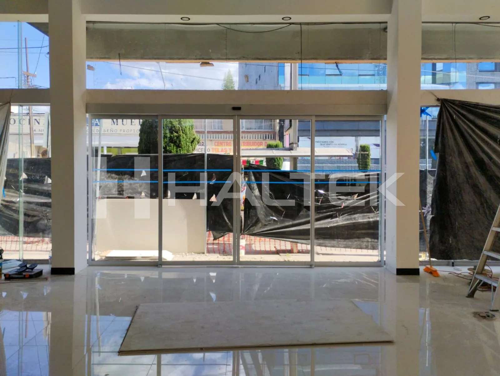 Vista interior del proyecto Changan en concesionaria.