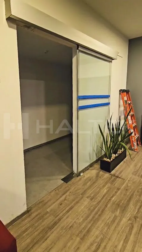 Proyecto ENKSA con puerta abierta en acceso principal.