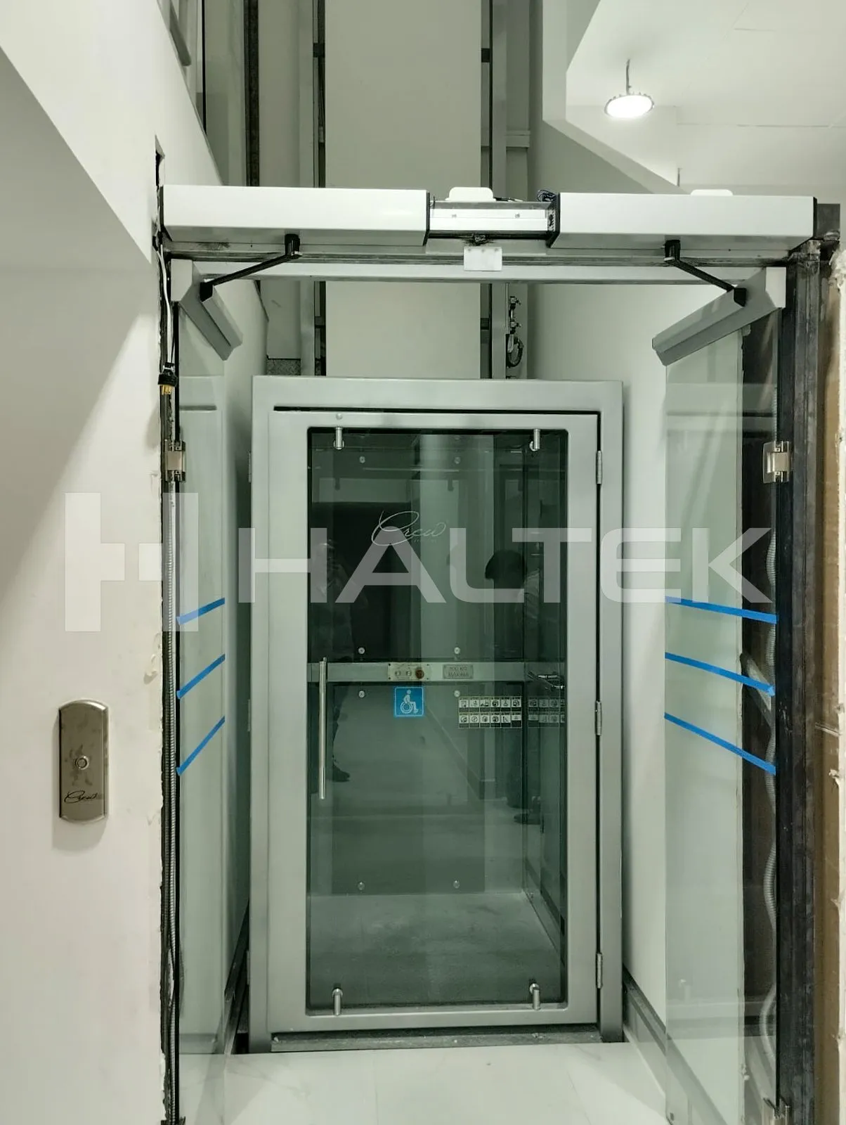 Puertas batientes en proyecto Punto Medic.