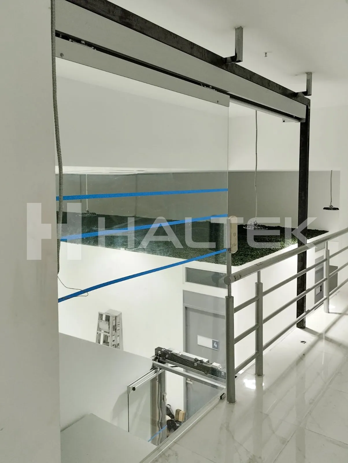 Puerta corrediza superior en proyecto Punto Medic.