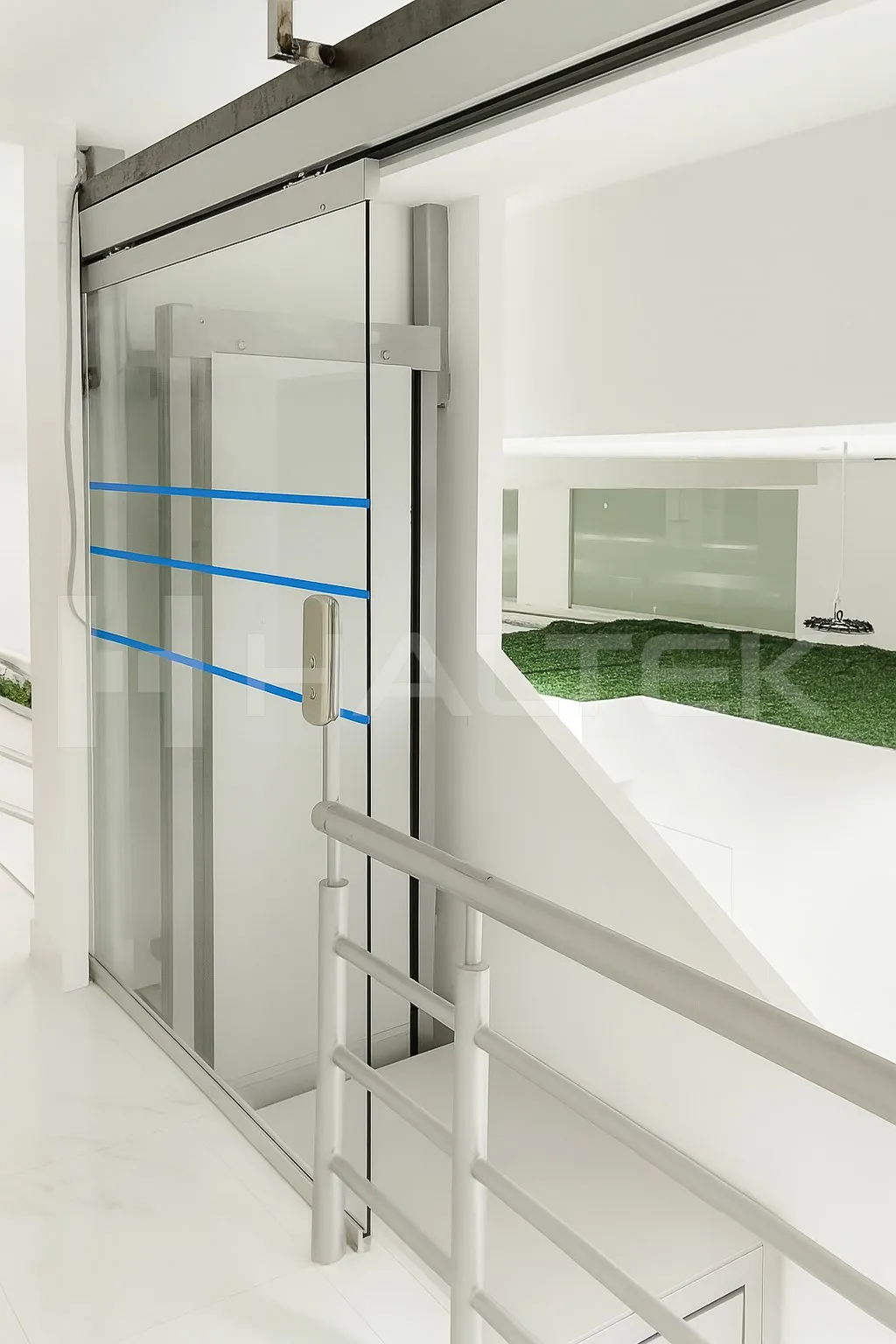 Puerta corrediza automática en proyecto Punto Medic.