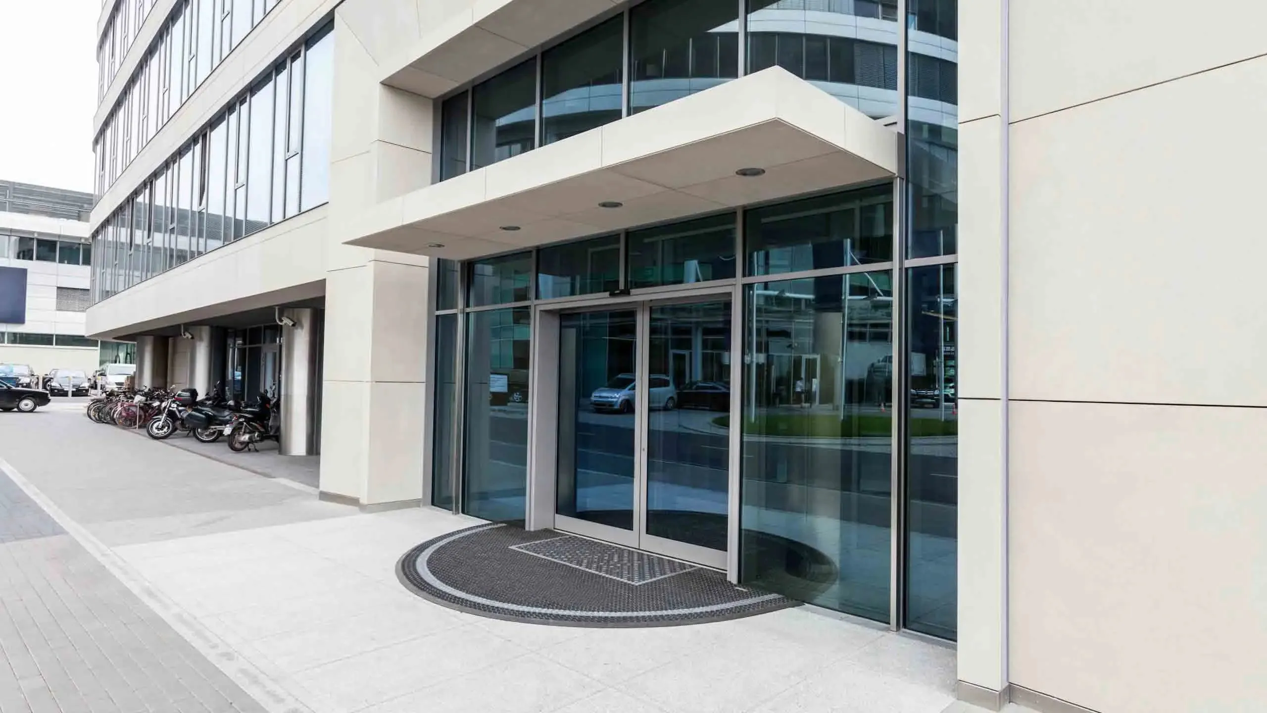 Puerta automática corrediza de cristal azul.