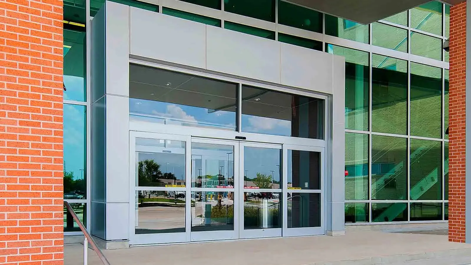 Puerta automática corrediza de cristal en centro comercial.