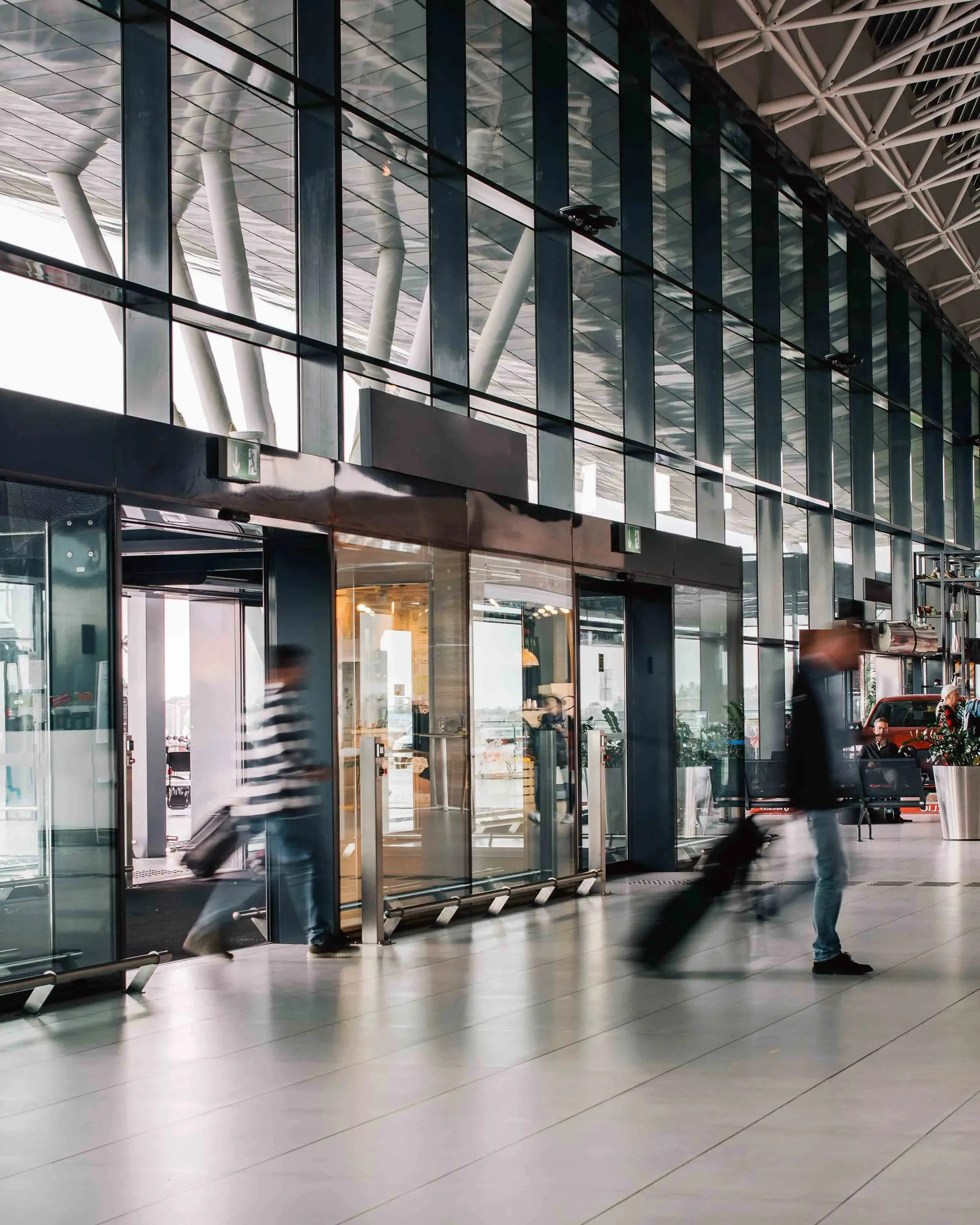 Puerta automática corrediza de cristal en aeropuerto.
