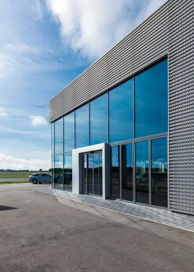 Puerta automática corrediza de cristal en concesionaria.