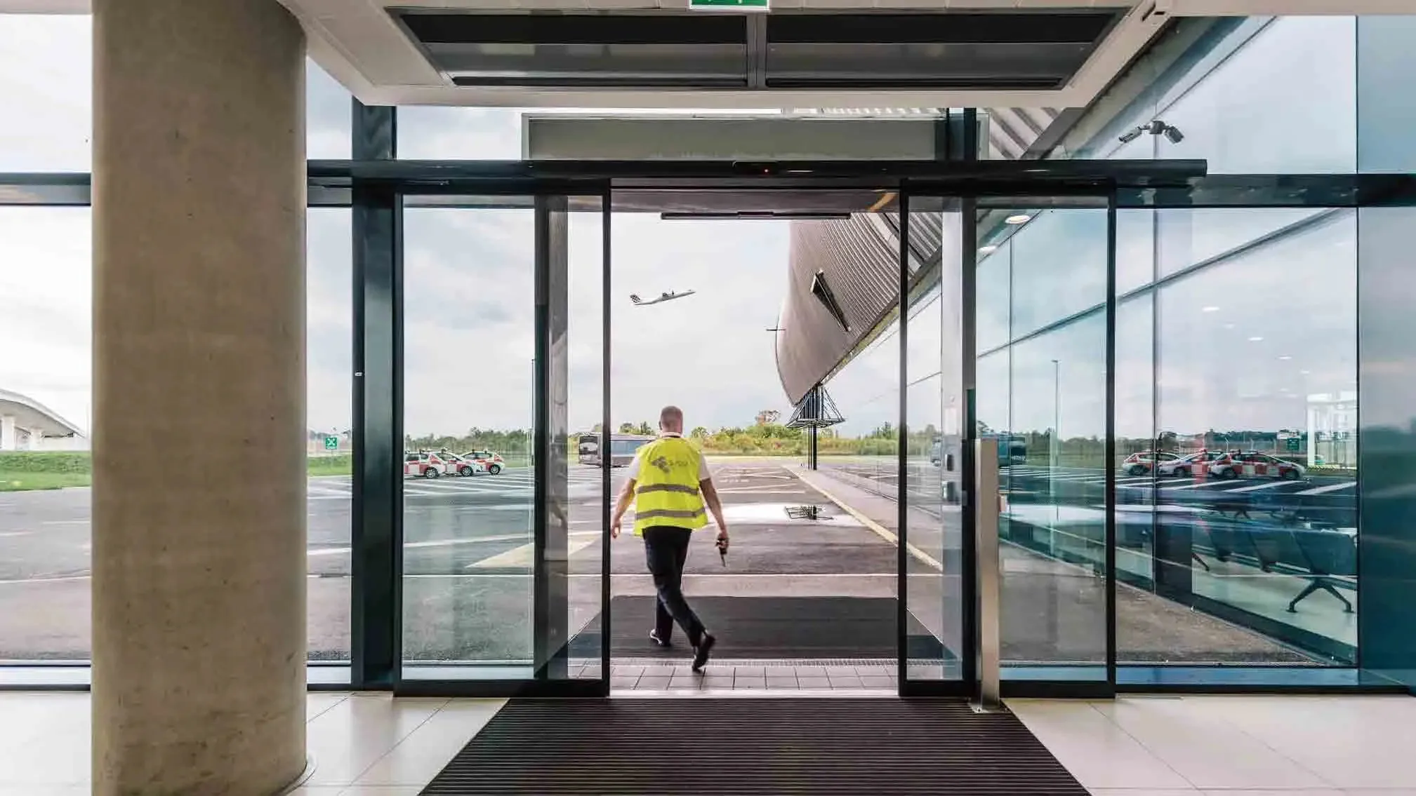 Puerta corrediza automática de cristal en pista de aterrizaje.