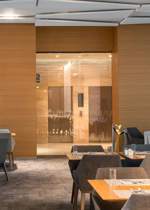Puerta corrediza automática de cristal en restaurante.