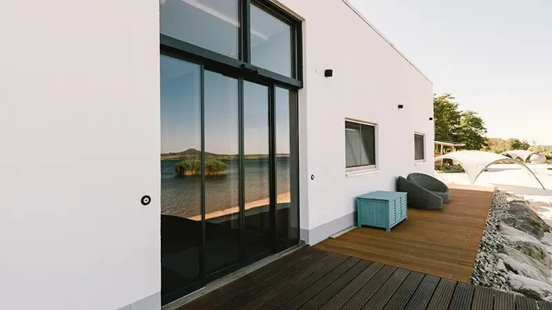 Puerta corrediza automática de cristal con marco negro.