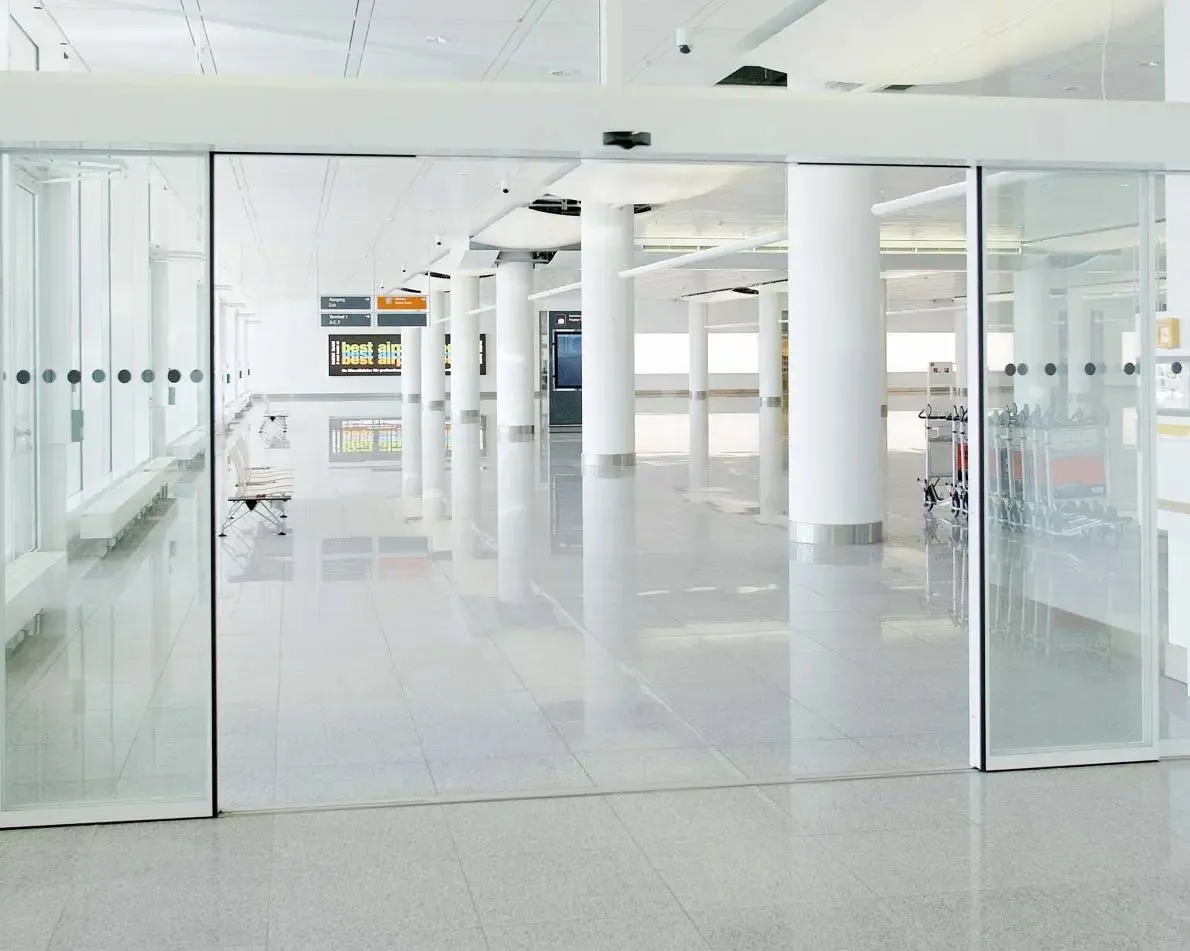 Puerta corrediza automática de cristal en sala de espera.