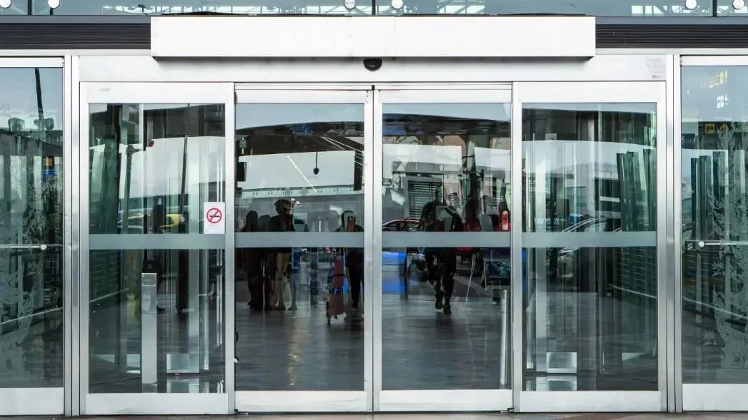 Puerta corrediza automática de cristal tipo OXXO.