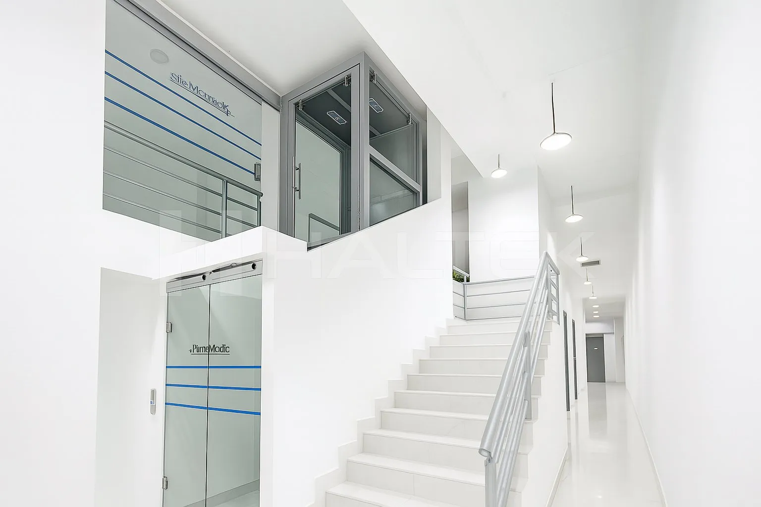 Combinación de puerta corrediza y batiente de cristal automática.