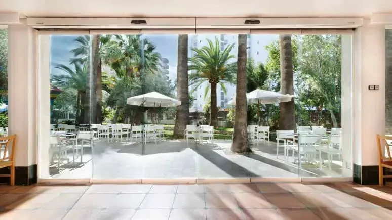 Puerta telescópica automática de cristal en hotel.