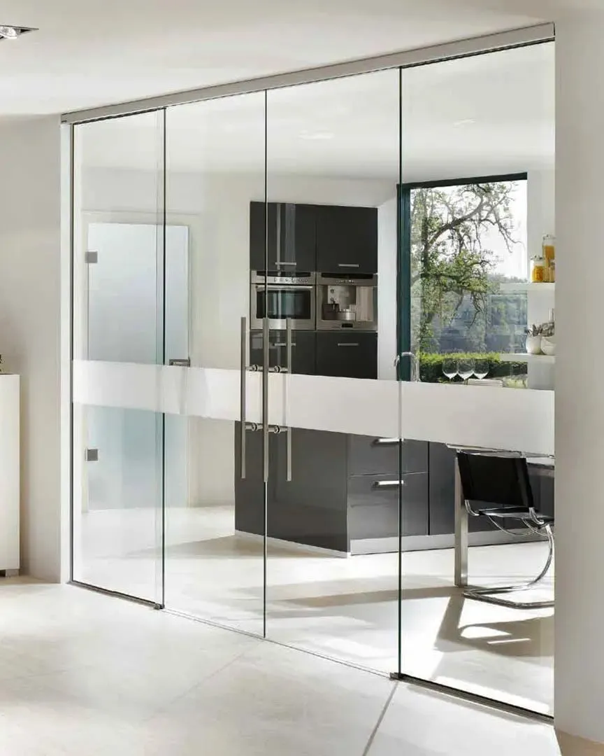 Puerta corrediza manual doble instalada en casa.