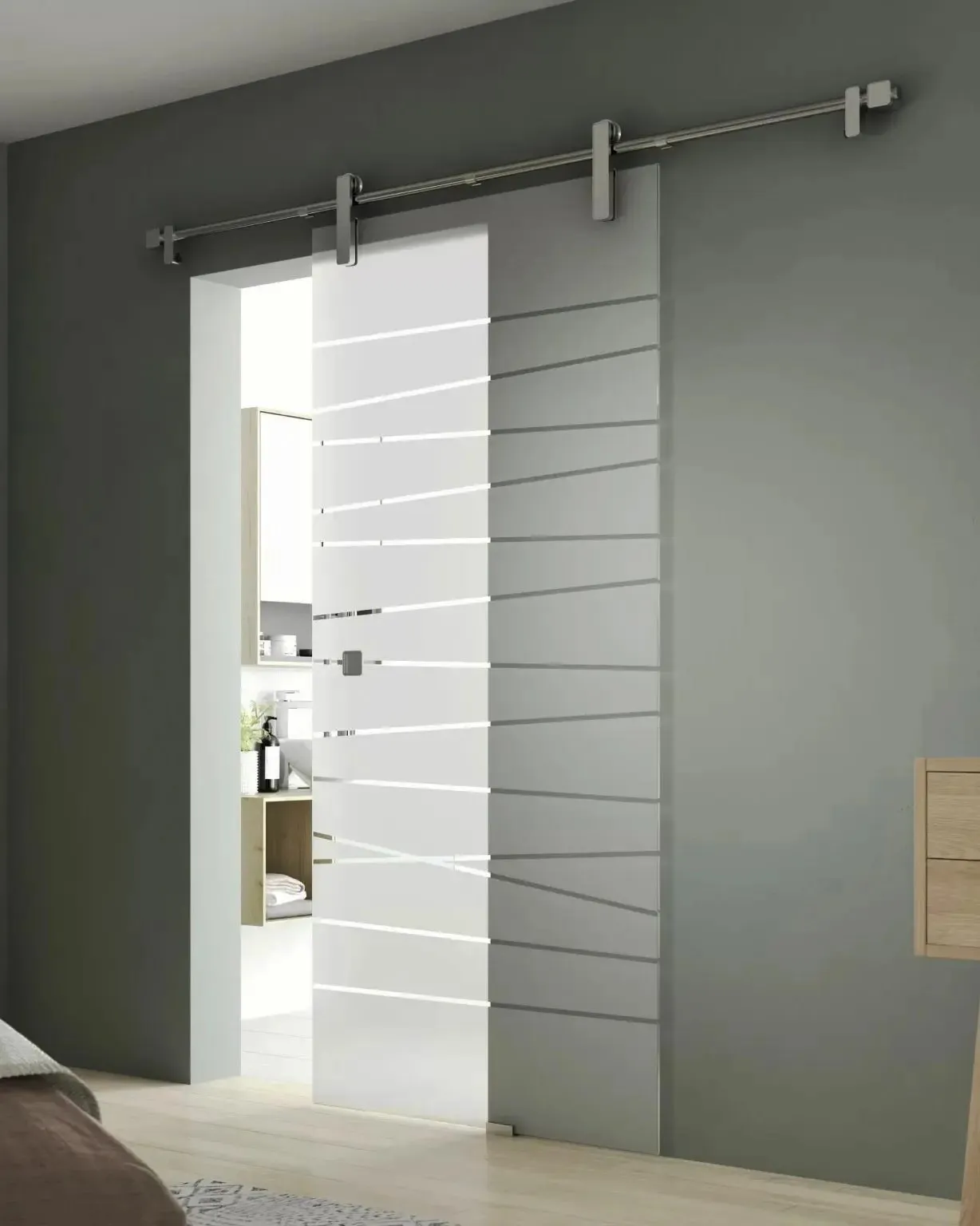 Puerta corrediza manual individual con diseño esmerilado.