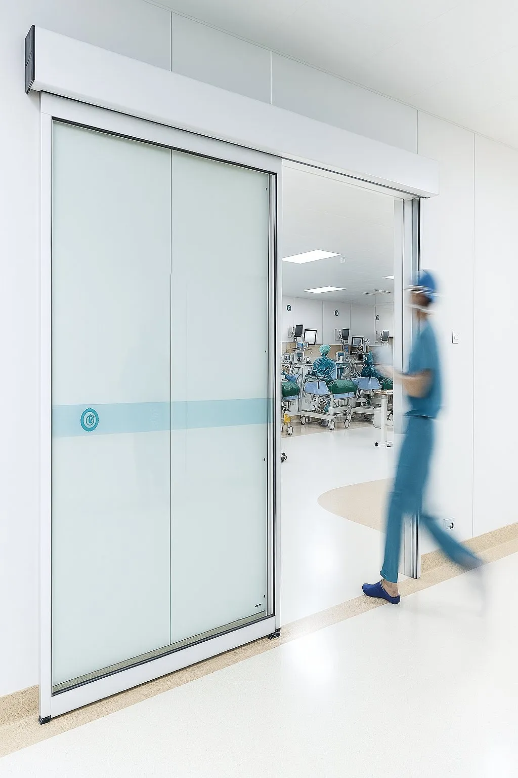 Puerta hermética de cristal con marco metálico.