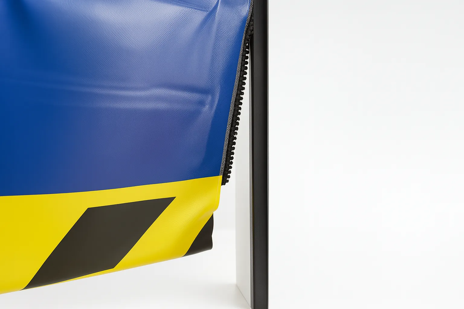 Puerta rápida autorreparable para industria.