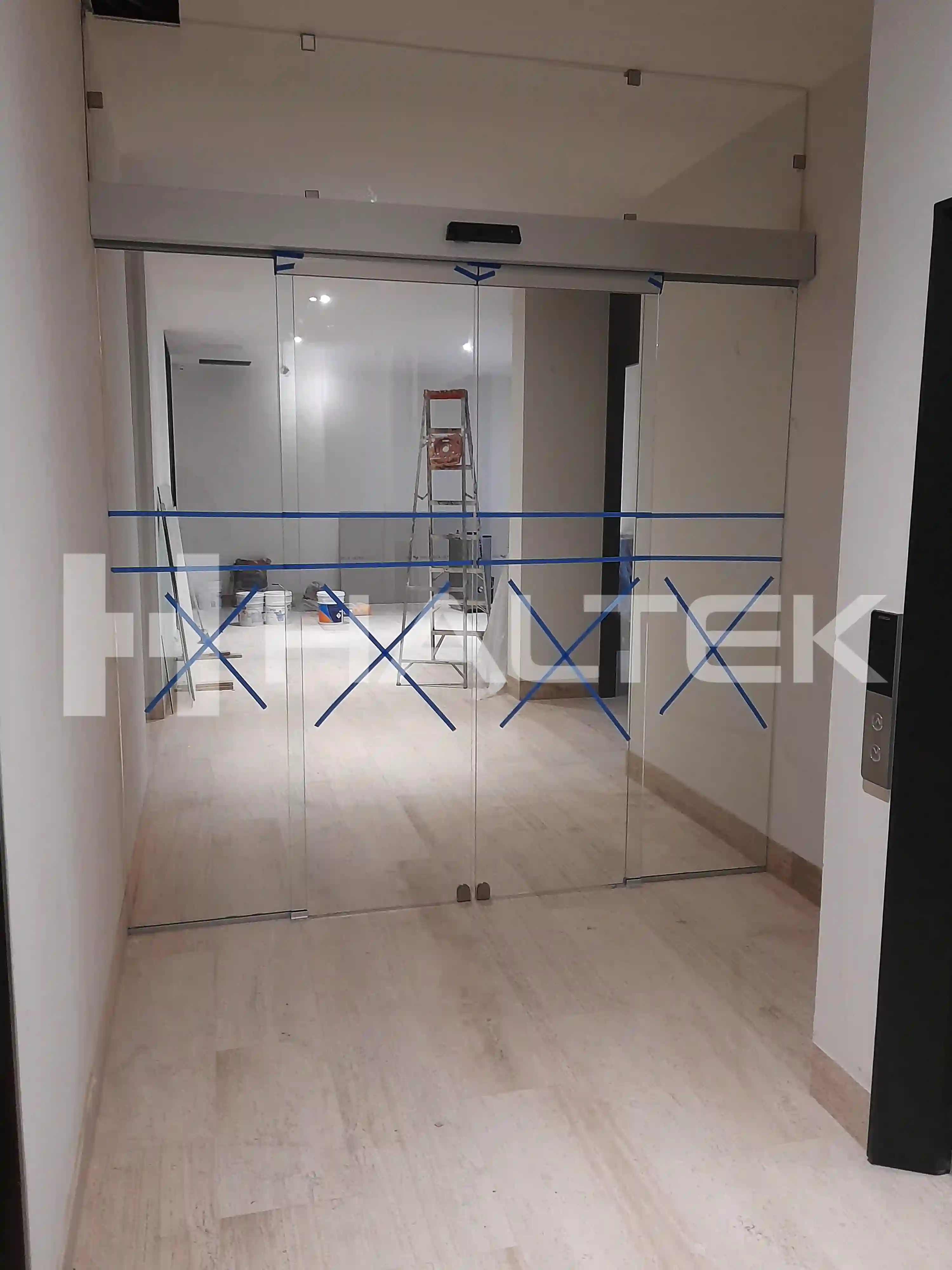 Puerta automática de cristal con antepecho