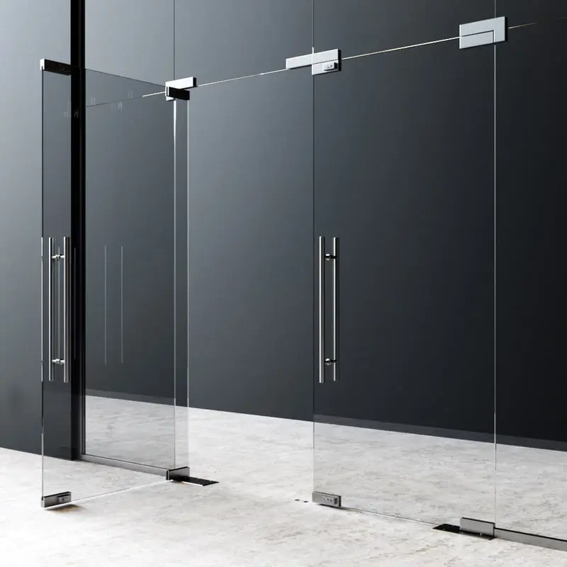 Puerta abatible con cristal claro.