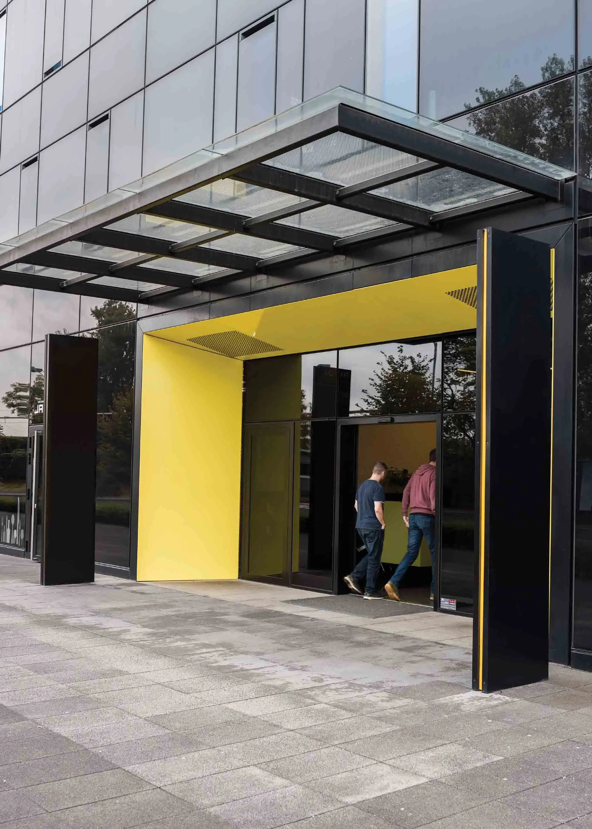 Puerta automática en acabados negros