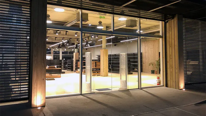 Puerta automática en local comercial