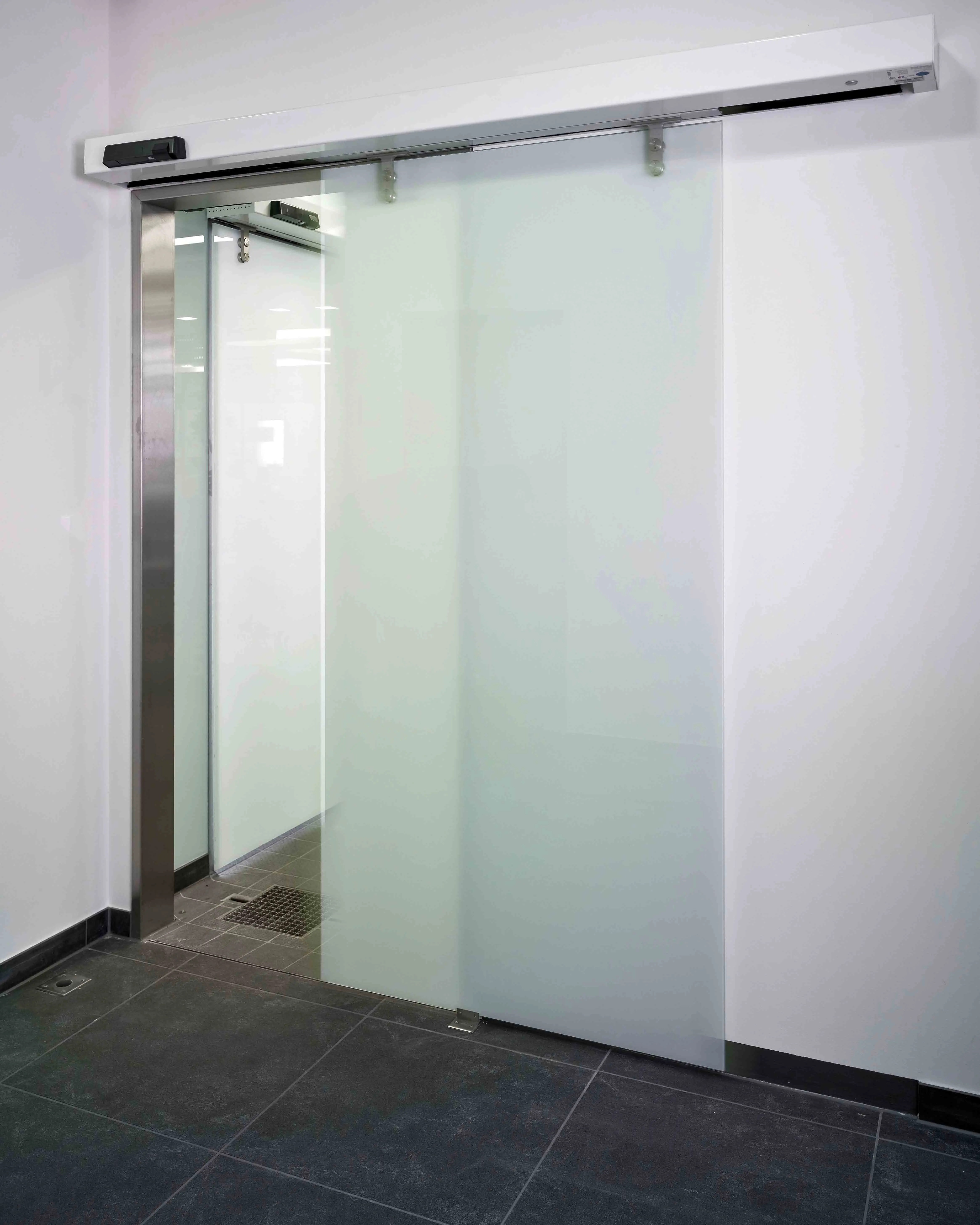 Puertas automáticas corredizas en exclusa con marco de aluminio y cristal claro