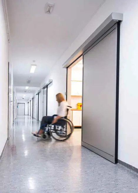 Puerta automática corrediza con hoja personalizada.